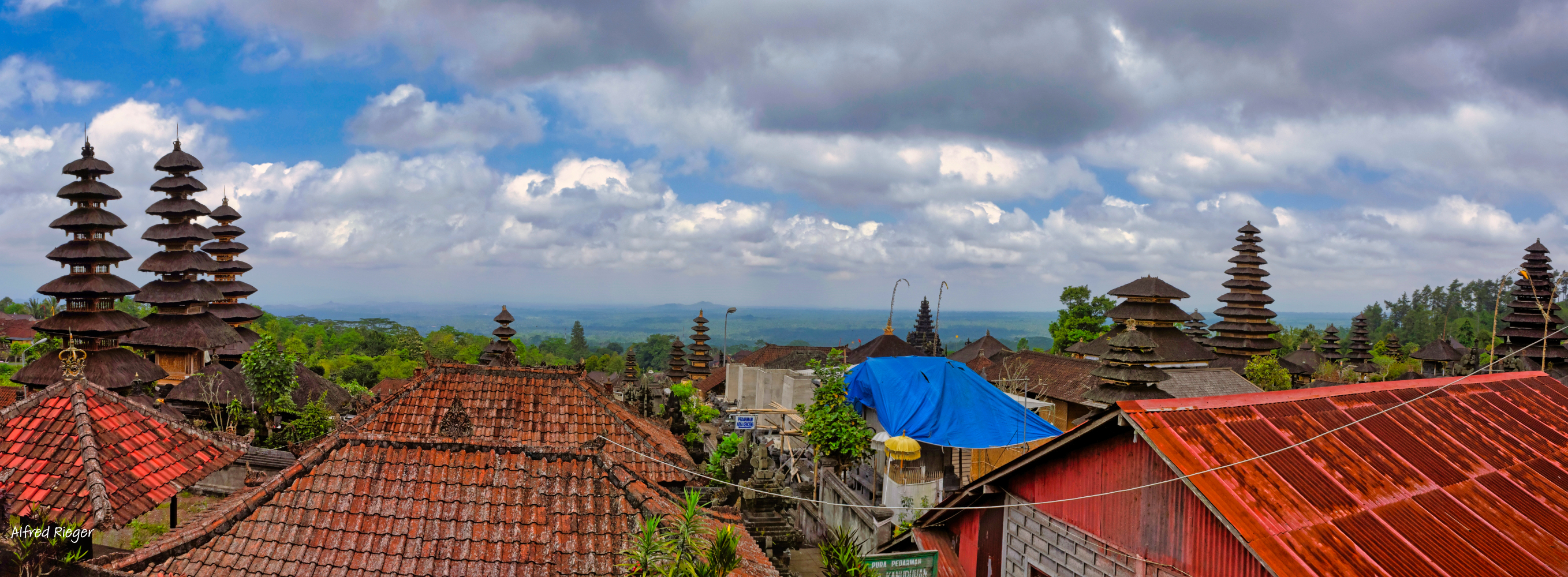 Panorama Bali: über den Dächern des Besakih Tempel